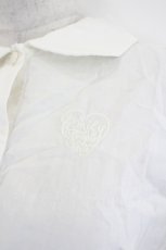 画像2: Emily Temple cute / ハートロゴ刺繍ボウタイブラウス  白 I-26-07-07-002-ET-BL-SA-ZI (2)