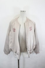 画像1: Fi.n.t / ローズアーチ刺繍サテンブルゾン  ピンクベージュ I-26-07-09-049-CA-JA-TE-ZI (1)