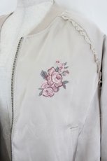 画像2: Fi.n.t / ローズアーチ刺繍サテンブルゾン  ピンクベージュ I-26-07-09-049-CA-JA-TE-ZI (2)