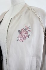 画像4: Fi.n.t / ローズアーチ刺繍サテンブルゾン  ピンクベージュ I-26-07-09-049-CA-JA-TE-ZI (4)