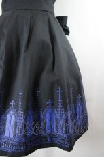 画像2: Moi-meme-Moitie / ゴシックアーチプリントジャンパースカート  黒×青 I-26-07-09-086-MO-OP-TE-ZI (2)