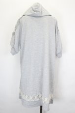 画像2: axes femme / ショルダーレースパーカーワンピース  グレー I-26-07-11-058-AX-OP-TE-ZI (2)