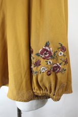 画像3: axes femme / 袖刺繍オフショルブラウス  からし I-26-07-11-006-AX-BL-TE-ZI (3)