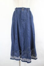 画像1: axes femme / 裾スカラップローズ刺繍スカート  青Ｘ白 I-26-07-12-090-AX-SK-SA-ZI (1)