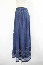 画像2: axes femme / 裾スカラップローズ刺繍スカート  青Ｘ白 I-26-07-12-090-AX-SK-SA-ZI (2)