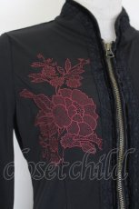 画像4: Ozz On / 胸元花刺繍ハイネックZIPトップス  黒Ｘ赤 I-26-07-18-056-OO-TO-SA-ZI (4)