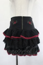 画像1: Ozz oneste / 薔薇刺繍段々スカート  黒Ｘ赤 I-26-07-18-108-OO-SK-SA-ZI (1)