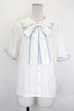 画像1: axes femme / ネモフィラ刺繍ブラウス  白Ｘ青 I-26-07-18-002-AX-BL-SA-ZI (1)