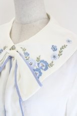 画像3: axes femme / ネモフィラ刺繍ブラウス  白Ｘ青 I-26-07-18-002-AX-BL-SA-ZI (3)