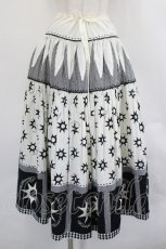 画像1: WONDERFUL WORLD / 星刺繍&裾パッチワーク総柄スカート  アイボリーＸ黒 I-26-07-19-091-LO-SK-SA-ZI (1)
