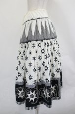 画像2: WONDERFUL WORLD / 星刺繍&裾パッチワーク総柄スカート  アイボリーＸ黒 I-26-07-19-091-LO-SK-SA-ZI (2)