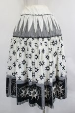 画像3: WONDERFUL WORLD / 星刺繍&裾パッチワーク総柄スカート  アイボリーＸ黒 I-26-07-19-091-LO-SK-SA-ZI (3)
