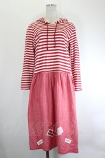 画像1: PINK HOUSE / ボーダーフード切り替えワッペンワンピース  赤×白 I-26-07-25-075-LO-OP-TE-ZI (1)