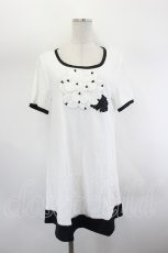 画像1: INGEBORG / カメリアモチーフ半袖カットチュニック  白Ｘ黒 I-26-07-26-030-LO-TO-SA-ZI (1)