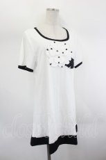 画像3: INGEBORG / カメリアモチーフ半袖カットチュニック  白Ｘ黒 I-26-07-26-030-LO-TO-SA-ZI (3)