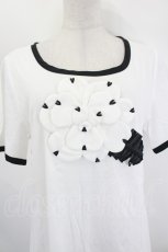 画像4: INGEBORG / カメリアモチーフ半袖カットチュニック  白Ｘ黒 I-26-07-26-030-LO-TO-SA-ZI (4)
