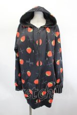 画像1: NieR Clothing / いちご柄パーカー  黒Ｘ赤 I-26-07-26-052-PU-TO-SA-ZI (1)