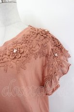 画像4: axes femme / 立体花モチーフレースＴシャツ  オレンジ I-26-07-26-007-AX-TO-TE-ZI (4)