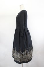 画像2: Jane Marple Dans Le Salon / お城刺繍ワンピース  黒ＸゴールドＸ白 I-26-07-26-063-JM-OP-SA-ZI (2)