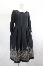 画像4: Jane Marple Dans Le Salon / お城刺繍ワンピース  黒ＸゴールドＸ白 I-26-07-26-063-JM-OP-SA-ZI (4)