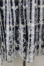 画像3: INGEBORG / フラワー刺繍チェックスカート  ネイビーチェックＸ白 I-26-07-30-095-LO-SK-SA-ZI (3)