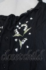 画像3: PINK HOUSE / 鈴蘭刺繍ノースリーブチュニックブラウス  黒Ｘ白Ｘ緑 I-26-07-30-029-LO-OP-SA-ZI (3)