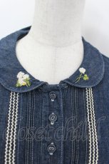 画像4: PINK HOUSE / シロツメクサブーケ刺繍デニム半袖ブラウス  青デニム I-26-08-03-047-LO-BL-SA-ZI (4)