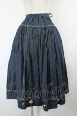 画像1: PINK HOUSE / シロツメクサブーケ刺繍デニムスカート  青デニムＸ白 I-26-08-03-110-LO-SK-SA-ZI (1)