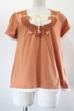 画像1: axes femme / モチーフ付ブロッキングプルオーバー M オレンジ I-26-08-06-028-AX-TO-SA-ZI (1)