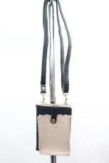 画像1: axes femme / バイカラースマホポシェット  ベージュ×黒 I-26-08-06-125-AX-BG-TE-ZI (1)