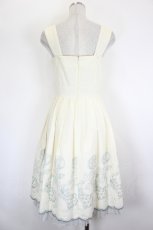 画像2: Emily Temple cute / バラ＆ウサギラメ刺繍ノースリーブワンピース  アイボリー I-26-08-07-057-ET-OP-SA-ZI (2)