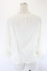 画像2: INGEBORG / ロゴ刺繍ドビードットブラウス  アイボリー I-26-08-07-018-LO-BL-SA-ZI (2)
