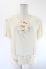 画像1: INGEBORG / 3つリボン半袖ブラウス  ベージュ I-26-08-07-019-LO-BL-SA-ZI (1)