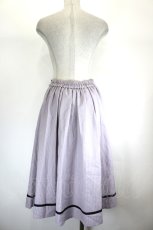 画像2: axes femme / クロス刺繍タックスカート  ラベンダー I-26-08-11-088-AX-SK-SA-ZI (2)