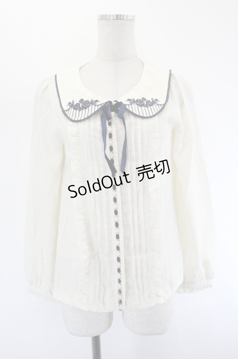 画像1: axes femme POETIQUE / 襟バラ刺繍ブラウス  アイボリーＸネイビー I-26-08-11-013-AX-BL-SA-ZI (1)