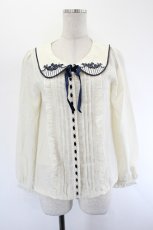 画像1: axes femme POETIQUE / 襟バラ刺繍ブラウス  アイボリーＸネイビー I-26-08-11-013-AX-BL-SA-ZI (1)