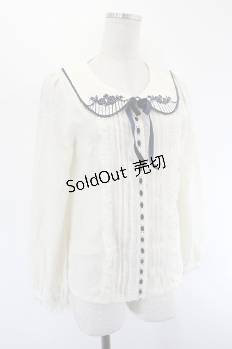 画像3: axes femme POETIQUE / 襟バラ刺繍ブラウス  アイボリーＸネイビー I-26-08-11-013-AX-BL-SA-ZI (3)