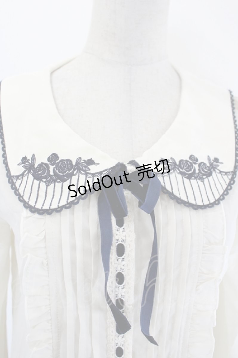 画像4: axes femme POETIQUE / 襟バラ刺繍ブラウス  アイボリーＸネイビー I-26-08-11-013-AX-BL-SA-ZI (4)