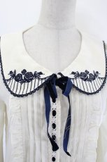 画像4: axes femme POETIQUE / 襟バラ刺繍ブラウス  アイボリーＸネイビー I-26-08-11-013-AX-BL-SA-ZI (4)