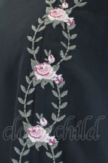 画像4: an another angelus / 壁紙ローズ刺繍プルオーバーブラウス F 黒 I-26-08-20-028-CA-BL-TE-ZI (4)