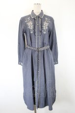 画像1: axes femme / 刺繍入りロングシャツワンピース  青Ｘアイボリー I-26-08-20-073-AX-OP-SA-ZI (1)