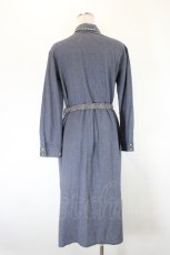 画像2: axes femme / 刺繍入りロングシャツワンピース  青Ｘアイボリー I-26-08-20-073-AX-OP-SA-ZI (2)