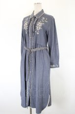 画像3: axes femme / 刺繍入りロングシャツワンピース  青Ｘアイボリー I-26-08-20-073-AX-OP-SA-ZI (3)
