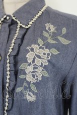 画像4: axes femme / 刺繍入りロングシャツワンピース  青Ｘアイボリー I-26-08-20-073-AX-OP-SA-ZI (4)