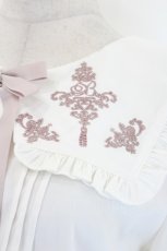 画像4: Amavel / チャイナ刺繍スクエア衿ブラウス  白Ｘピンク I-26-08-20-008-CA-BL-SA-ZI (4)