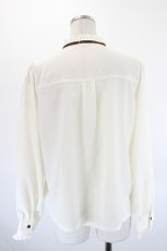 画像2: axes femme / 刺繍入スタンドカラーブラウス  生成りＸブラウン I-26-08-20-016-AX-BL-SA-ZI (2)