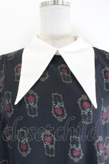 画像2: axes femme / ローズセルクイユ柄サックワンピース  黒Ｘ白 I-26-08-21-078-AX-OP-SA-ZI (2)