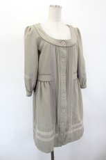 画像3: axes femme / フロントレースノーカラーコートワンピース  ブラウン I-26-08-23-058-AX-JA-SA-ZI (3)
