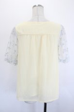 画像2: axes femme / お花刺繍チュール袖プルオーバー  アイボリー I-26-08-23-012-AX-TO-SA-ZI (2)