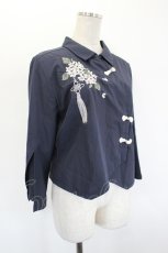画像3: axes femme / ジャスミン刺繍チャイナブラウス F ネイビー I-26-08-23-015-AX-BL-TE-ZI (3)